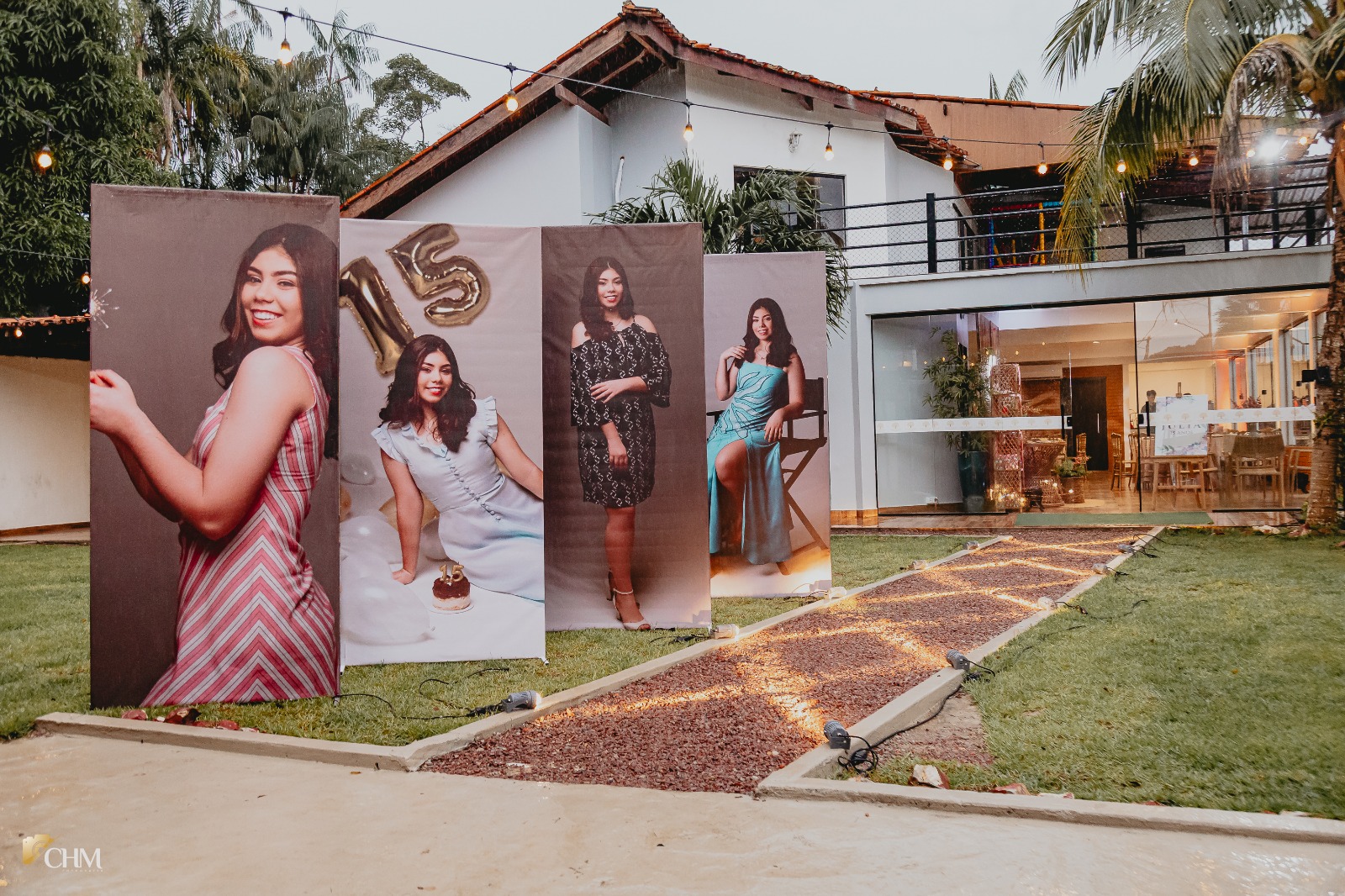 Painéis fotográficos de debutante no jardim
