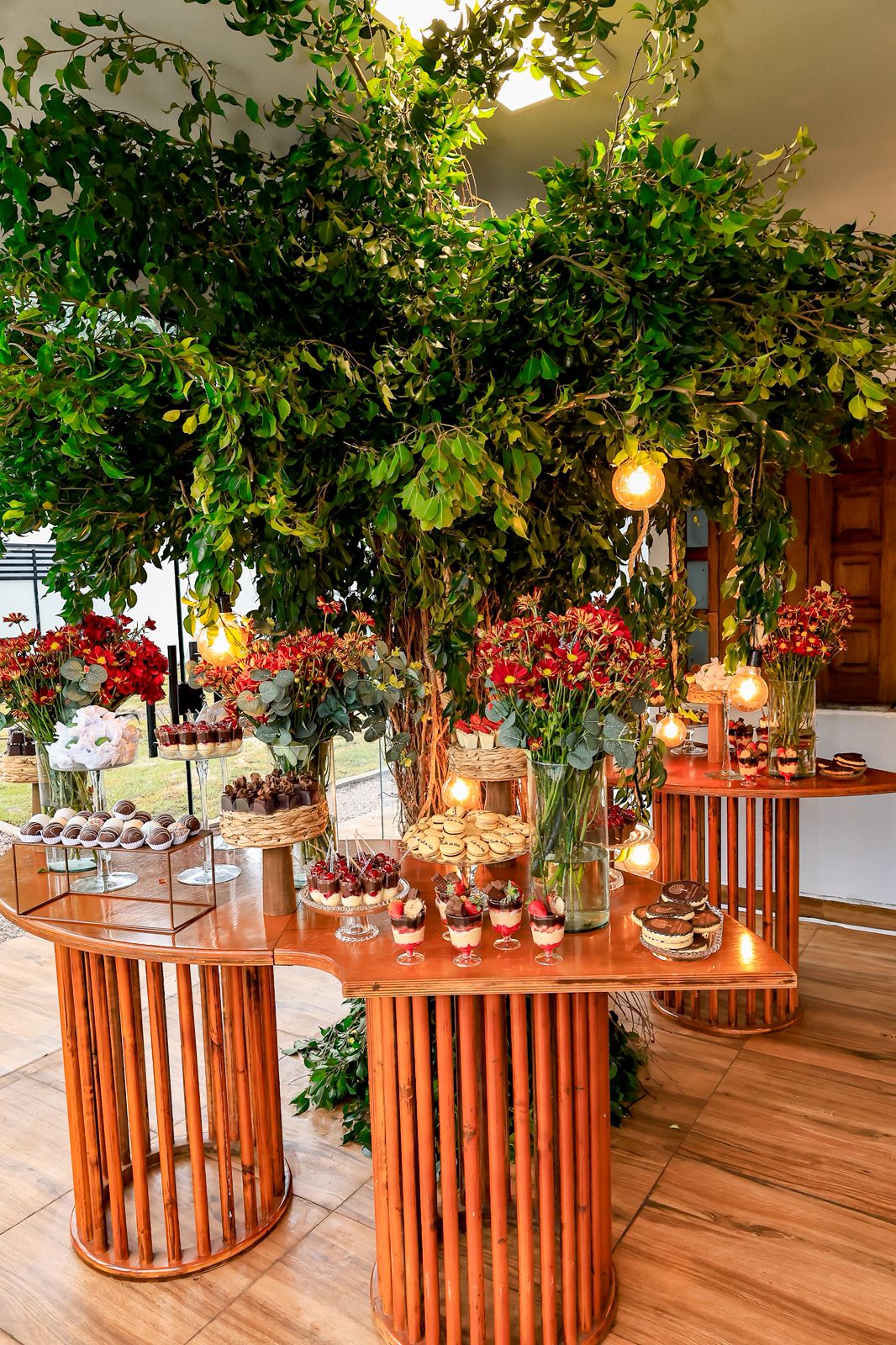 Mesa de doces com decoração natural em folhagens