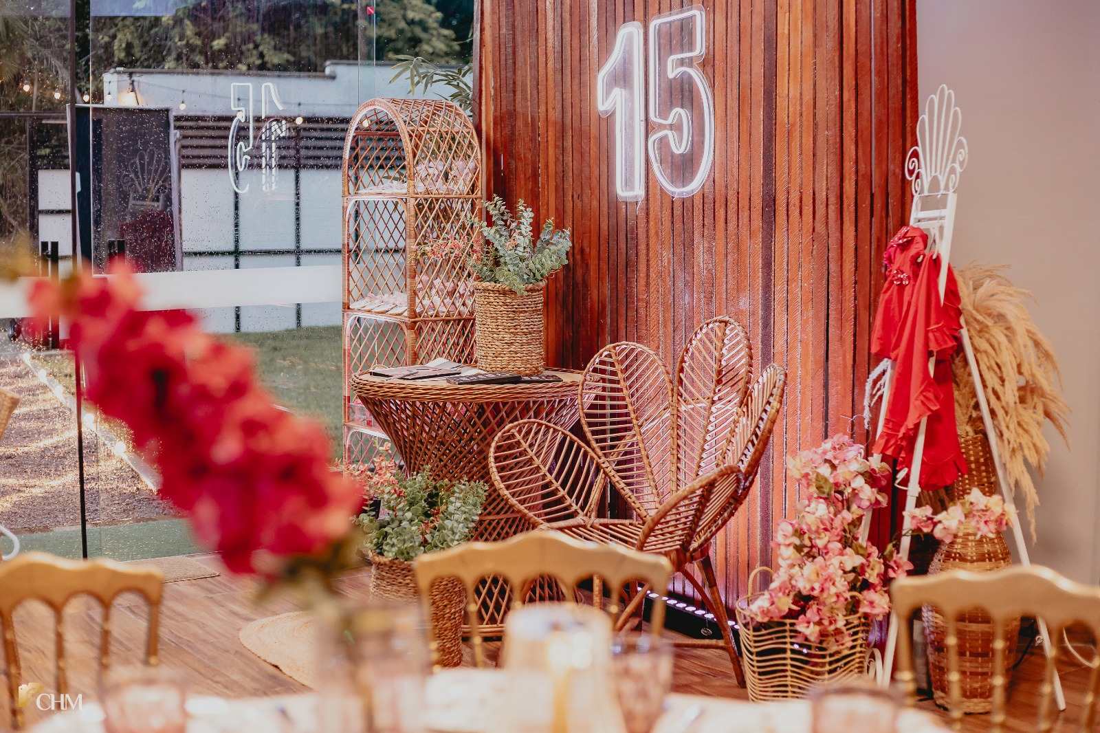 Decoração de 15 anos com painel de madeira e neon