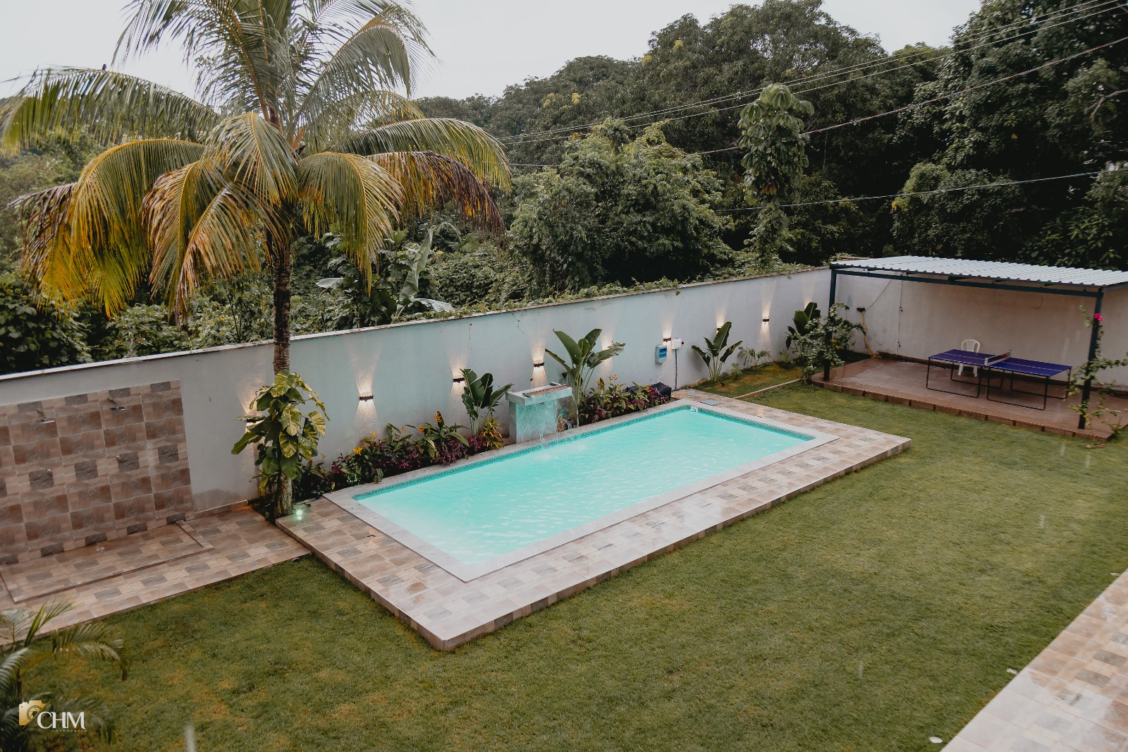 Área externa com piscina e mesa de ping-pong