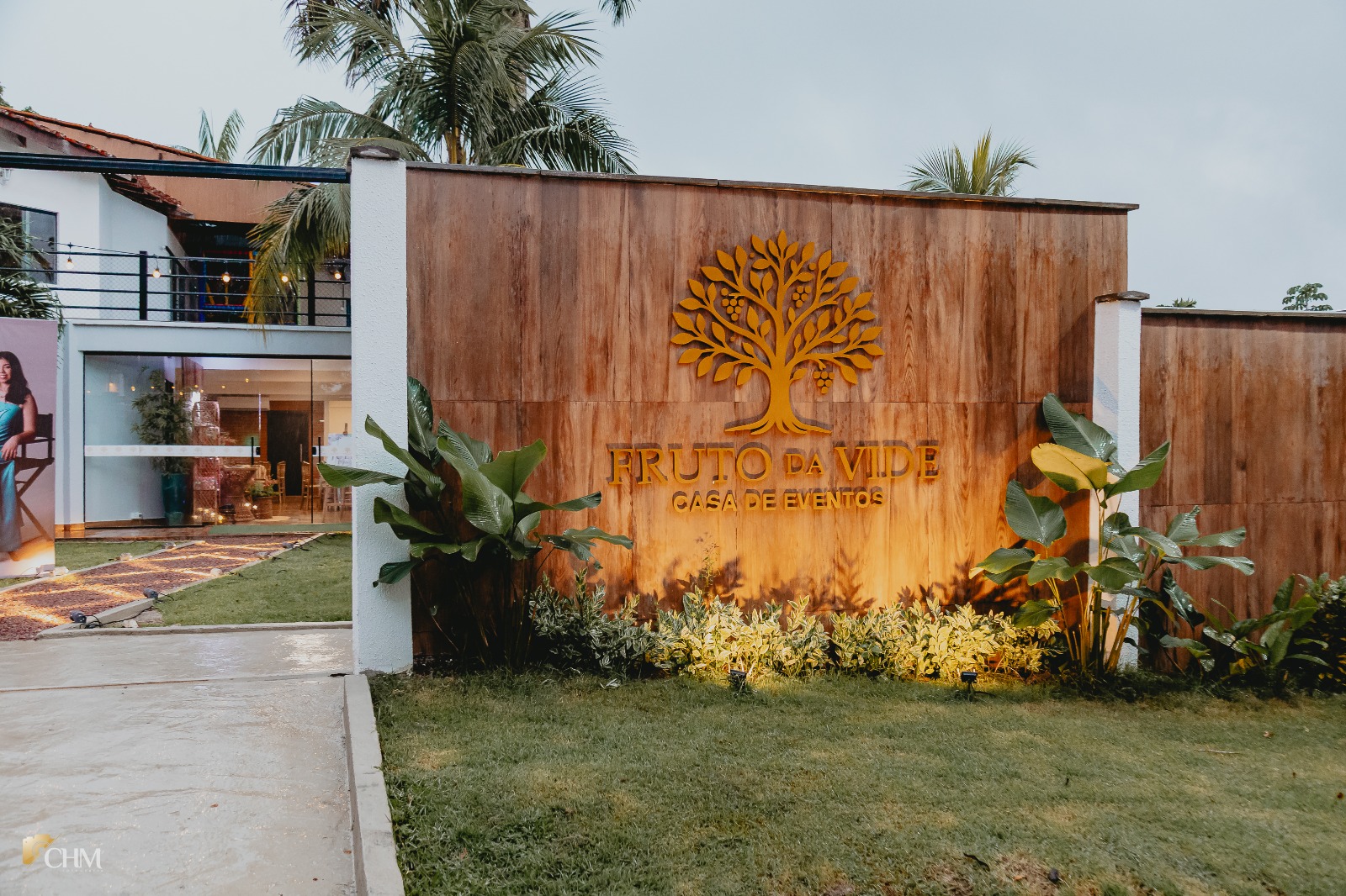 Fachada iluminada da Fruto da Vide Casa de Eventos