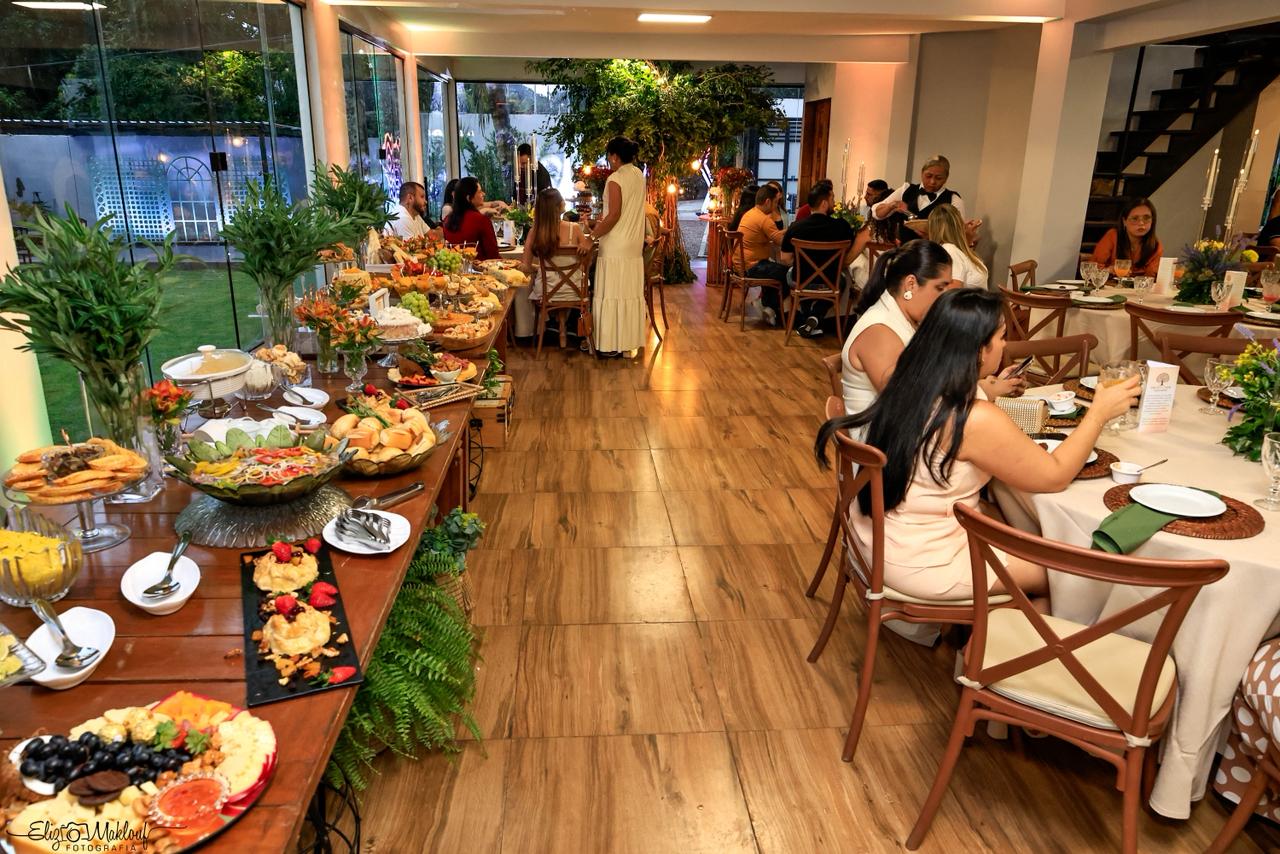 Buffet completo com convidados aproveitando o evento