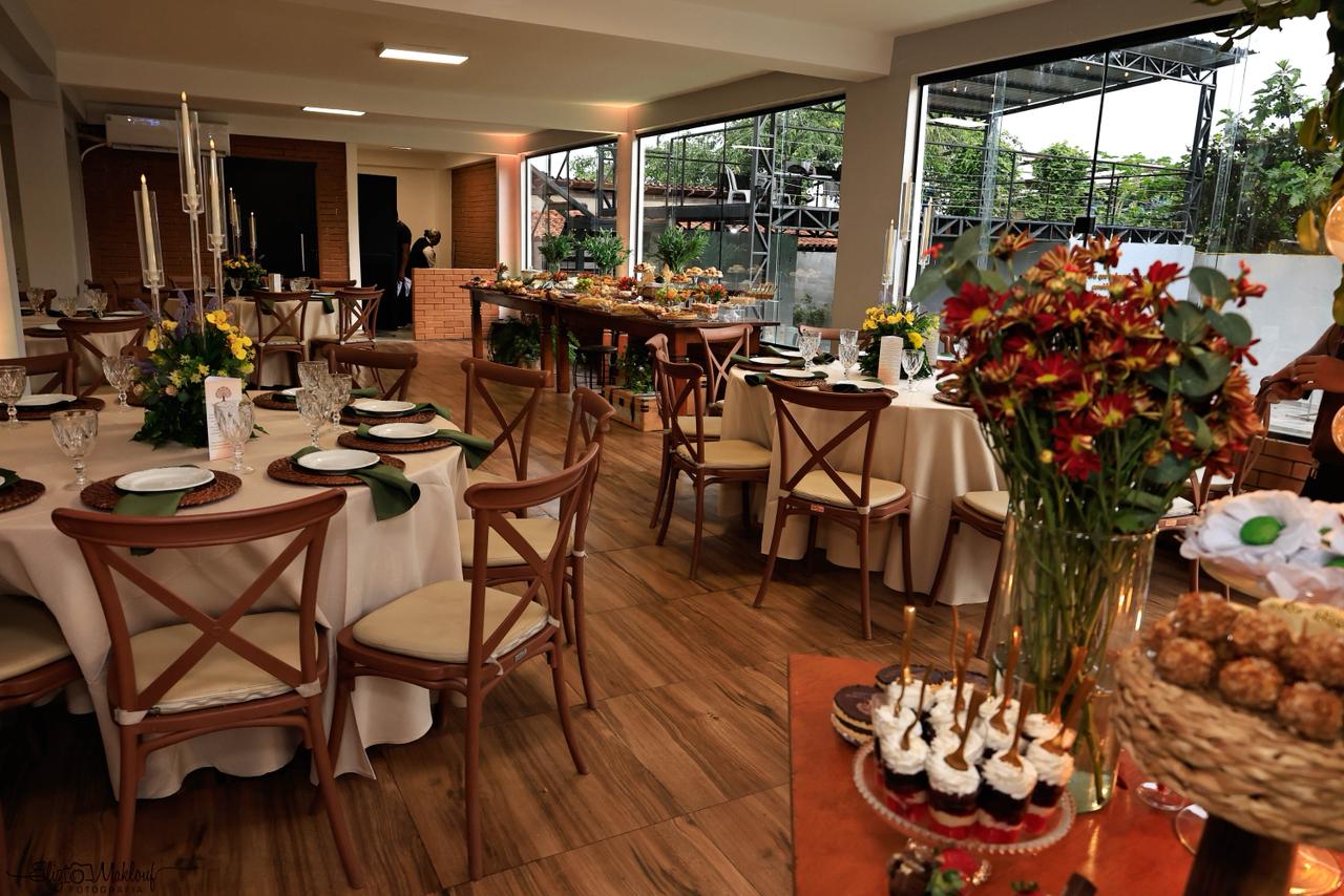 Mesas decoradas com flores e arranjos elegantes