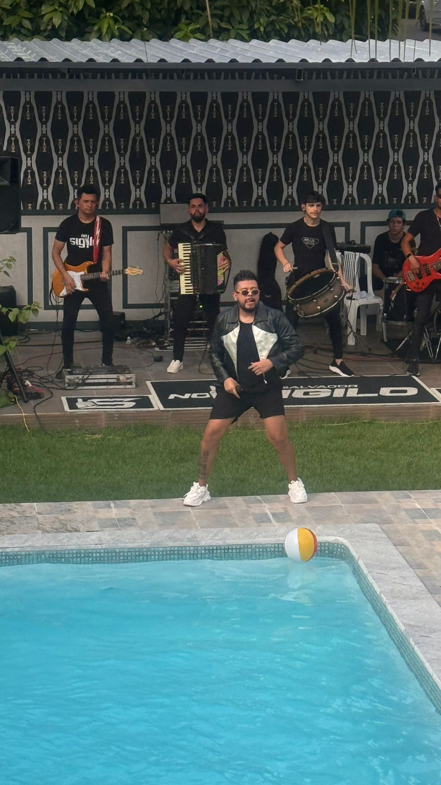 Show ao vivo com banda em festa à beira da piscina